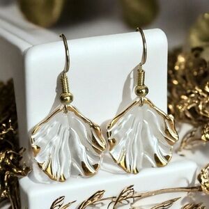 5 For $25💫Golden Edged Scalloped Shell Dangles Earrings